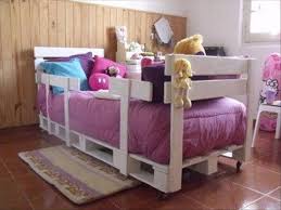 Além disso, eles podem ser pintado e envernizados, ganhando uma vida nova. 98 Ideias Superlegais Para Reaproveitar Pallets Em Sua Casa Ou Escritorio Berco De Paletes Paletes Para Criancas Moveis De Caixotes