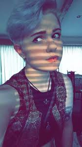 An androgynous hairstyle with much long hair for those who are not able to collect that big heart to cut off their precious long hair. The Reason Why Everyone Love Androgynous Haircuts Tumblr Androgynous Haircuts Tumblr The World Tree Top