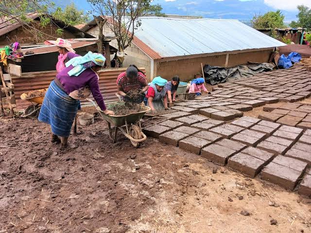 Impulsando la construcción de viviendas con pertinencia cultural –  Entremundos