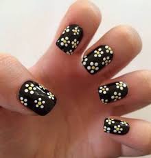 Una de las decoraciones más fáciles de hacer es cualquiera que tenga puntos. Disenos De Unas Faciles Y Bonitas Floral Nail Art Black Acrylic Nails Daisy Nails