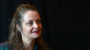 VIDEO: Theatermaakster Tet Rozendal zet persoonlijk drama om in universeel  thema: "Leave, wês net bang"