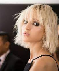 Luminous Chin Length Shaggy Haircuts With Bangs To Try In 2020 Chin Length Hair Bangs With Medium Hair Hair Styles