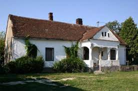 Casa veche de vanzare in timisoara, zona lipovei, constructive din caramida cu fundatie de caramida cu 3 camere, hol , 2 bai, teren total, inclusive casa 559 mp, cu un fromnt stradal de 18 m. Renovarea Unei Case Vechi Din Caramida A Durat Un An Insa Rezultatul Este Miraculos Poze Inainte