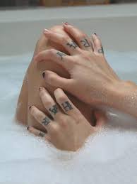 Tato simple di tangan keren. 20 Bagian Elegan Di Tubuhmu Yang Keren Untuk Digambari Tato Lifestyle Fimela Com