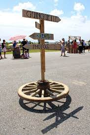 panneau directionnel sur roue de charrette cloture jardin bois decoration jardin mariage rustique