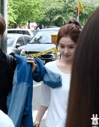 딱히 누구의 팬이거나 한건 아니고 공방뛰면서봤던 심심해서 여자아이돌들 실물 후기 써봄ㅋㅋㅋㅋ 무조건 연예인이라고 다 티비에서보다 이쁜건아니더라 의외로 ㅂㄹ인 사람도 있엇음 암튼 잡소리 집어치우고 본론으로 ㄱㄱ. ì•„ì´ë¦° ì‹¤ë¬¼ëŠë‚Œ Gif Mlbpark
