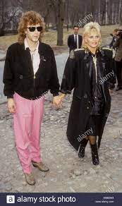 Slim jim® containers are designed with four integrated venting channels that create airflow throughout the container, making removing liners up to 80% easier. Britt Ekland Schwedische Schauspielerin Mit Slim Jim Phantom 1991 Stockfotografie Alamy