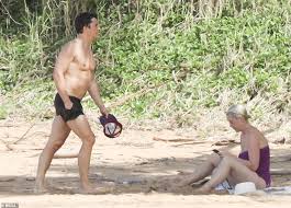 Perry and bloom are spotted out and about again, this time on vacation in italy. Katy Perry Puts Her Trim Post Pregnancy Figure On Display During Hawaii Vacation With Orlando Bloom Daily Mail Online