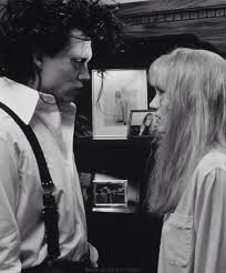 Il ne possède pas de vrais mains, mais des lames très tranchantes à la place des doigts. Johnny Depp Winona Ryder Edward Scissorhands Edward Aux Mains D Argent Tournage Film Mains D Argent