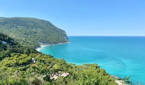Mezzavalle, sirolo, numana e tante altre con foto e guida per sapere cosa fare e dove andare in vacanza Le 5 Spiagge Piu Belle Del Conero I Viaggi Di Argo