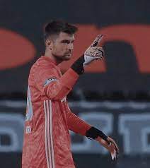 Bu sezon bazı maçlarda şans bulan utku yuvakuran bu konuda önde görünen isim olsa da ersin destanoğlu altyapıdaki performansı ve potansiyeliyle daha doğru seçenek olacaktır. Ersiin Kaleci Futbolcular Siyahin Gucu