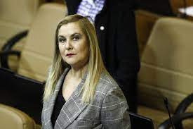 Pamela theresa jiles (born july 10, 1955) is an american athlete who competed mainly in the 400 metres. Multa De Mas De 10 Millones Lo Que Arriesga Pamela Jiles Por Llamar A Votar Por Su Marido Atentos