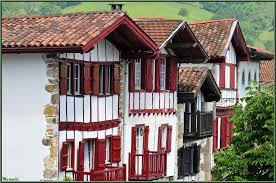 Vielles Facades Village De Sare Photo Marinellebaladephoto Fr Pays Basque Pays Basque Paysage Maison Basque