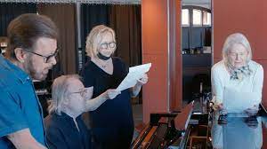 The song's name is derived from italian, where it is an interjection used in situations of surprise, anguish, or excitement. Kpnfmaldhqrtdm