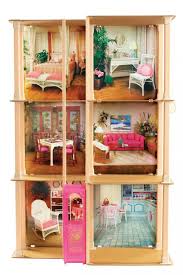 Barbie Apres Barbie Sans Maquillage La Maison De Barbie S Offre Un Relooking Maison Barbie Barbie Maison De Reve Meubles Barbie