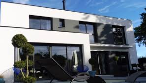 La toiture en zinc est donc à base de feuilles de tôle assemblées pour recouvrir un toit, c'est un métal blanc qu'on appelle également « faux. Maison Moderne Toit En Zinc Maisons Design Et Traditions