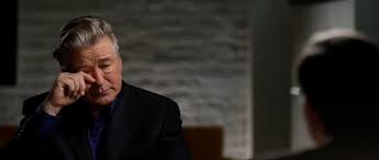 Bei dreharbeiten hat schauspieler alec baldwin laut polizei eine requisitenwaffe abgefeuert und dabei die kamerafrau halyna hutchins getötet. Baldwin Weist Schuld Von Sich Cnn Suspendiert Moderator Dwdl De
