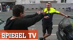 Schuldeneintreiber Treffen Fahrrad Cop Die Verkehrskontrolle Youtube