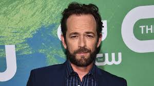 + o ator luke perry, que marcou várias séries televisivas ao longo de diferentes gerações, morreu hoje aos 52 anos, dias depois de ter sofrido um acidente vascular cerebral (avc), revelou o site tmz. Morre Aos 52 Anos O Ator Luke Perry De Riverdale E Barrados No Baile Noticias De Series Adorocinema