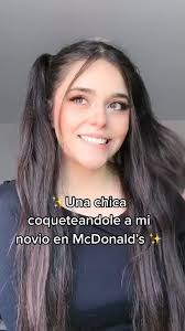 Coqueteando al novio en tienda