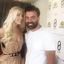 Δες τιμές και ωράρια του/ης θ salon by thodoris gionis και κλείσε το επόμενό σου ραντεβού. Katerina Kainoyrgioy Ebapse Ta Mallia Ths Fwto Fay S Book