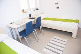 Poti cauta si la anunturi private, sunt destule persoane care inchiriaza locuri in camine. Top 7 CÄƒmine Private Din BucureÈ™ti Vezi Cat CostÄƒ O LunÄƒ De Cazare