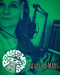 I dagens Ravn på Mars fortsætter sommerferiestemningen og det betyder at  jeg leger Navneleg igen…. I dag med sange der handler om Mary…. Mary Ann,  Mary Jane eller bare straight up Mary….