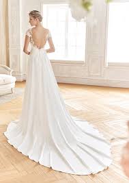 Aus fließenden, edlen stoffen, die der figur schmeicheln. La Sposa Braukleider Hochzeitkleider St Patrick Brautmode Diamore