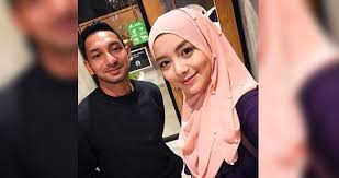 Namun begitu, mira menafikan hubungan berkenaan dan menganggap mereka hanya kawan. Mira Filzah Datang Temankan Zizan Iluminasi