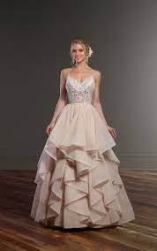 Traumhaftes bohemian brautkleid mit gestuftem seidenrock. Hochgeschnittenes Perlenbesticktes Brautkleid Mit Abnehmbarem Rock