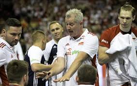 4:25 polska siatkówka 13 778 просмотров. Liga Narodow Polska Usa 3 2 Vital Heynen Znowu Zrobil Show Rozdawal Lizaki Spiewal Polski Hymn Super Express