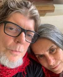 Branco Mello celebra 40 anos dos Titãs, em plena forma, após tumor na  hipofaringe: “No show, a energia de sempre”