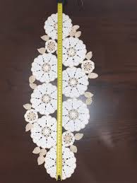 Runner bellissimi particolare centrini uncinetto schemi moderni. Centrino Runner Moderno Fiori All Uncinetto Per La Casa E Per Te Su Misshobby