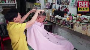 5.setiap pelanggan mesti memakai apron pakai buang (disposible haircut apron / cape / cloth) semasa gunting rambut. Kedai Gunting Old School Imbau Nostalgia