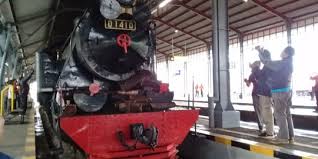 Kereta api jenis ini melintas di rel konvensional, seperti yang biasa kita jumpai di indonesia. Tiba Di Solo Ini Penampakan Kereta Api Uap Pesanan Jokowi Merdeka Com