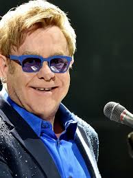 Elton John faz 74 anos; veja curiosidades (e loucuras) sobre esse gênio