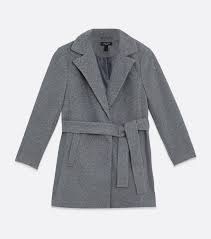 Sia che preferiate i look classici o adatti all'ufficio o che siate amanti dei look casual e trendy, un cappotto dal taglio dritto e oversize vi terrà al caldo con stile. Petite Dark Grey Belted Coat New Look