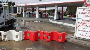 La grille barrant l'entrée du centre commercial place d'arc n'avait même pas été ouverte. Station D Essence Ouvert Le Dimanche