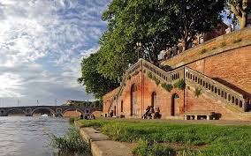 Toulouse Escalier Acces Aux Quais De La Garonne En Arriere Plan Le Pont Neuf Toulouse Belle France Tourisme