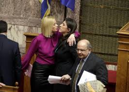 Ο παππάς κινείται με όρους μαφίας, αλλά ακόμη και η μαφία έχει κανόνες η ελλάδα δεν είναι μαγαζάκι αναφέρει η ζωή κωνσταντοπούλου. Zwh Kwnstantopoyloy Raxhl Makrh O Antras Poy Mphke Anamesa Toys