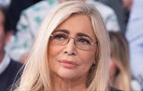 Si è confermata anche in questa pandemia regina assoluta di domenica in, ma oggi mara venier sente di voler cambiare qualcosa rispetto al programma che l'ha sempre consacrata indiscussa padrona di casa. Mara Venier A Domenica In Ho Deciso Di Fregarmene Delle Regole Baritalia News