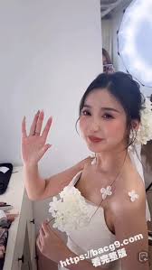 51吃瓜- 高颜值美女新娘结婚前化妆直播展示精美婚庆妆容结果竟直播露点走光奶头还真不小呢- 51cg.fun