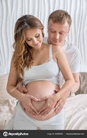 Mulher Grávida Com Marido Tocar Barriga Com Bebé Futuro Pai — Foto © jutar  408086552