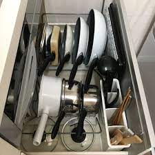 大掃除キッチン編 中身を空っぽにして 引き出しを外して拭き掃除 ついでに断捨離と収納の見直し いかに使い易く動き回らなくて 済むか自分なりに動線を考え 直してみました コンロ下 そろそろフライパンの替え時なのかな 卵焼き器の黒さが際立つ コンロ下