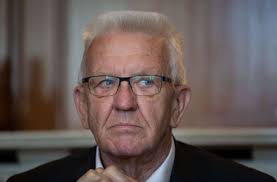 Seine politische karriere beginnt mit der gründung der grünen im bundesland 1979. Impfschwanzer In Baden Wurttemberg Winfried Kretschmann Zweifelt An Der Herdenimmunitat Baden Wurttemberg Stuttgarter Zeitung