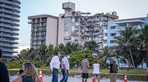 El derrumbe se produjo entre las calles 88 y collins avenue, en surfside, cerca de miami beach, en un edificio que compone parte del complejo champlain towers. Pki9 Am5smjzkm