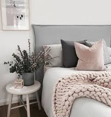 Chambre Rose Et Gris Mur Couleur Blanche Lit Gris Avec Une Tete De Lit Grise Plaid Rose Coussins Rose Gris E Schlafzimmer Design Graues Zimmer Wohn Design