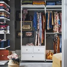 Votre Garde Robe A Portee De Main Renovation Du Placard Rangements Pour Chambre Rangement Chambre
