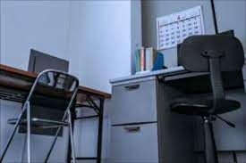 バブル崩壊後のリストラ推進期である1990年代に、退職金での支出を抑えるため、対象者を自己退職に追い込む事を目的として、対象者を通称 「座敷牢」 、または、 「パソナルーム (自己研修部屋)」 と呼ばれる 「人事調整室」 (「内線電話が1本あるだけ (外線は繋がらない)」、「私物の持ちこみは禁止」、「外出には人事部の許可が要る」、「地下室なので窓がない」という、16畳ほどで長机が2つ並べられている部屋) に入れ、始業から定時までそこで勤務 (といっても、事実上仕事は与えられない。 ã‚ã®ä¼šç¤¾ã«ã‚‚è¿½ã„å‡ºã—éƒ¨å±‹ å®Ÿæ…‹ã‚„è£åˆ¤ä¾‹ é•æ³•æ€§ã‚‚è§£èª¬ è»¢è·hacks