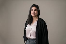 Med 225 ombud utspridda på nio platser i landet valdes idag nooshi dadgostar till ny partiledare för vänsterpartiet. Riksdagen Nooshi Dadgostar Vansterpartiet Botkyrka